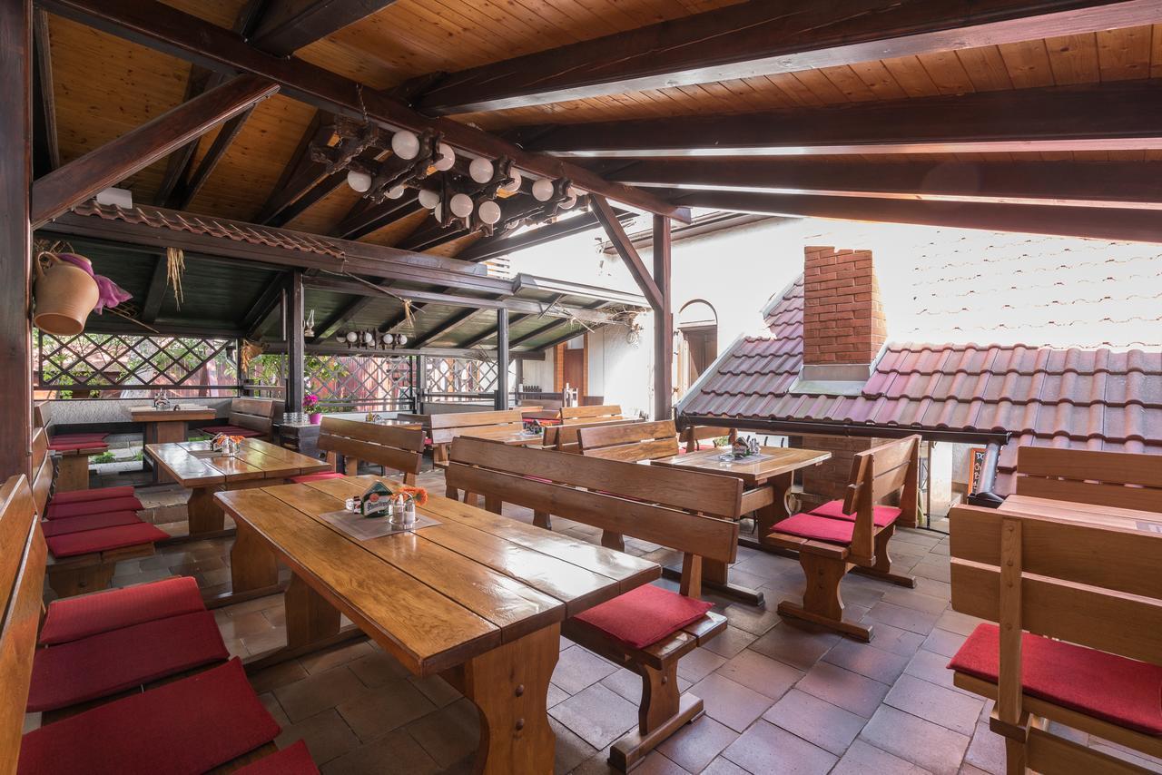 Restaurace A Penzion U Doubku Břeclav Εξωτερικό φωτογραφία