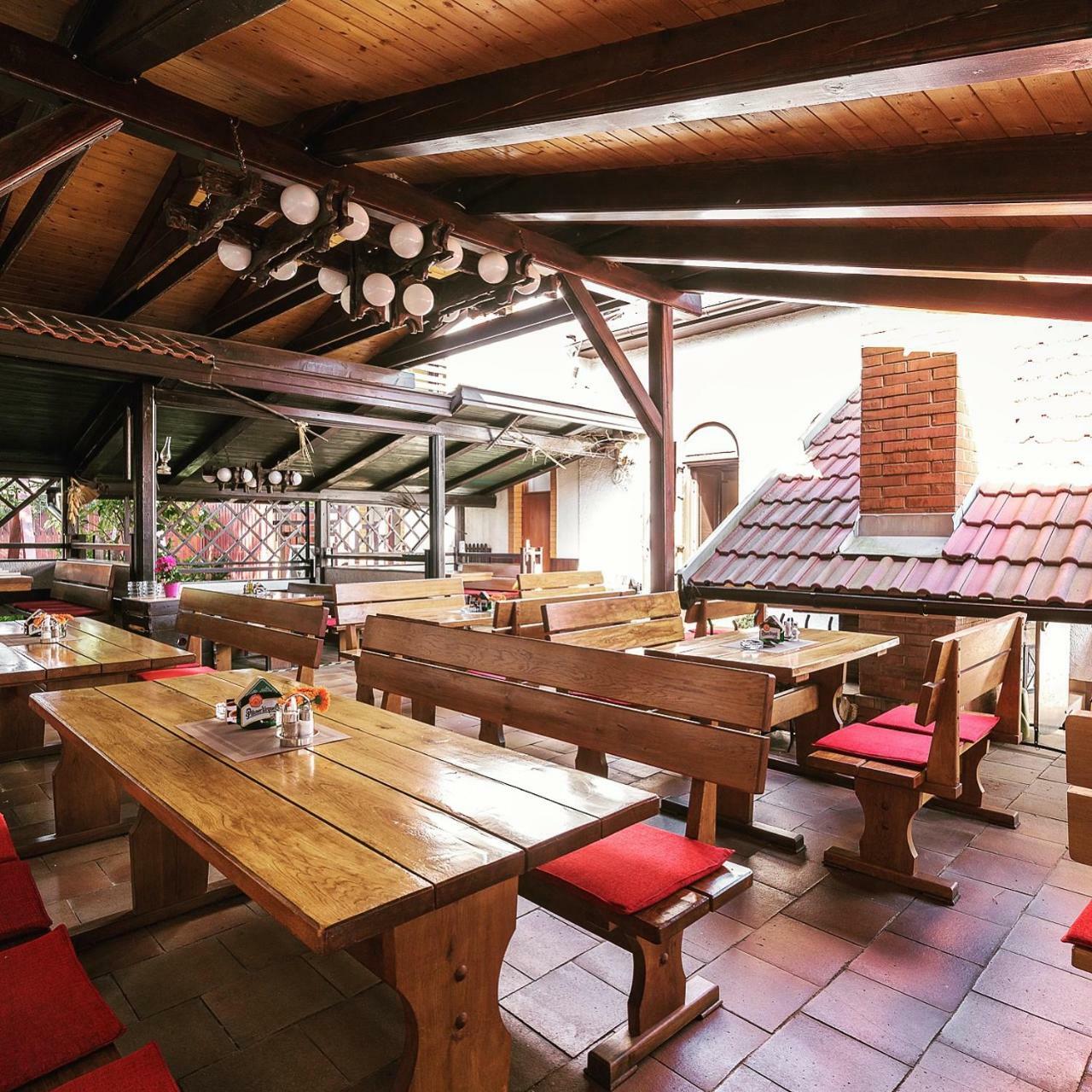 Restaurace A Penzion U Doubku Břeclav Εξωτερικό φωτογραφία
