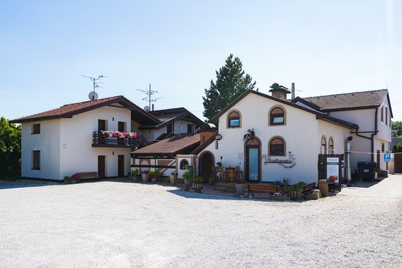 Restaurace A Penzion U Doubku Břeclav Εξωτερικό φωτογραφία